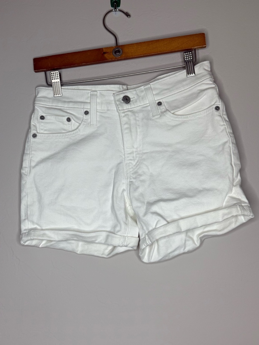 Levi’s high waisted mid length shorts white denim size 28